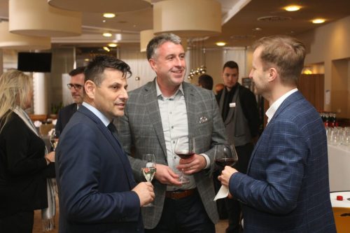 EB4E32D7-0669-41CC-9474-A8527351B1E4