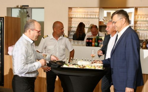 F989DEEC-8FF6-4D98-8076-6613DC4DECFB