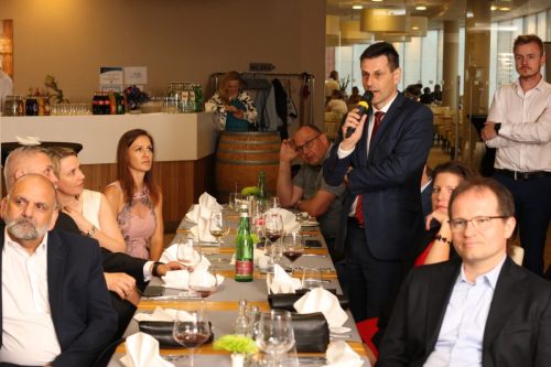 FA8F6EB7-7AD8-416A-9EEE-819769CA16AD