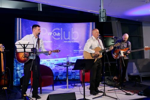 3352FFF5-57F8-4A30-8965-3D274C96DEE1