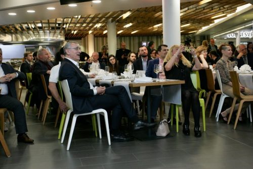 9982AFB3-960C-4C37-ABE9-DE9E235631D5