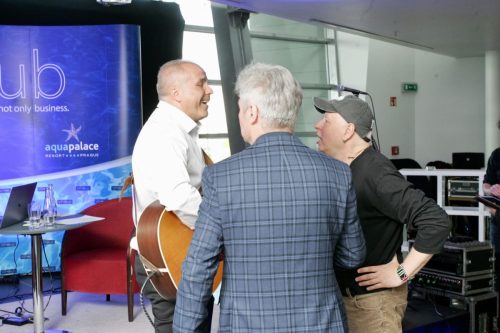 CFE52F7C-D2B6-407E-A632-FFFA5D801370