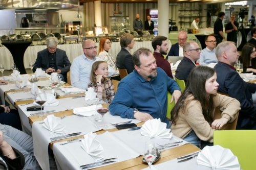 DB807A23-E315-404B-893A-80703D139A36