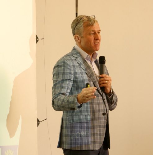 AC054E33-7B38-49B7-8B39-445DAE506B9B