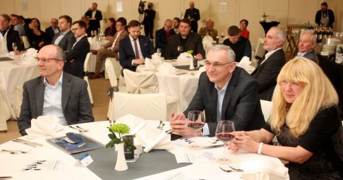 AE7016E7-2FE2-4BF3-A32F-D39F2C496E7B