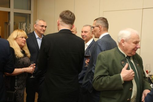 B64C7600-E3FD-465C-B71B-930C2DAE8ED6