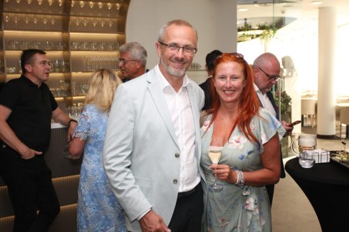 7U4C8274