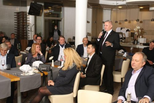 09C95D45-6318-4B01-9FD4-B49B6F64D3CC