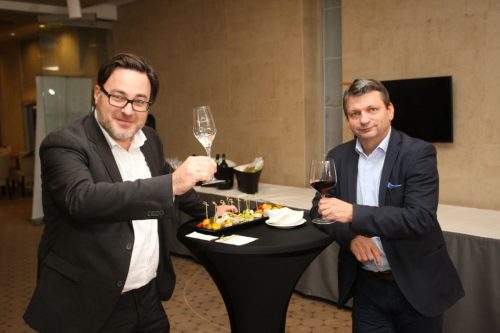 25E08704-73C2-4E82-9C52-0C68491C03BA