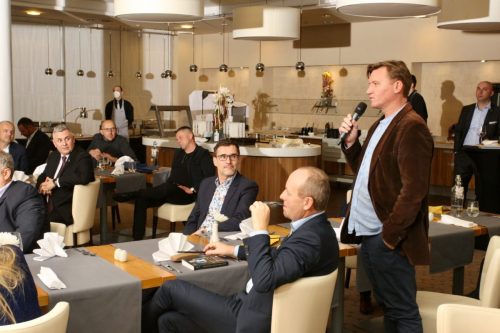 8942F976-6DDA-4A5D-ABFA-95C8475F7704