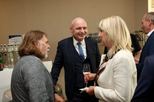 0CC0216F-5F94-4BC9-B924-7E26D3FE47EE