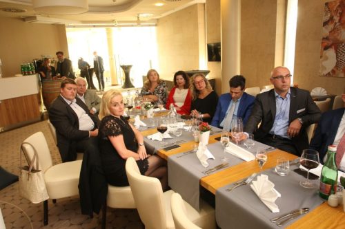 6A4E1F69-49C2-44B8-883F-3C86D48635EE