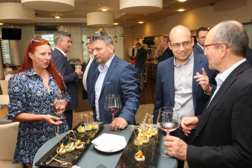 84E9CD70-2743-419E-AA90-24E938643544