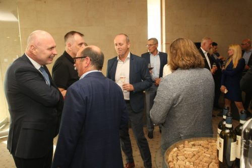 B995F06F-9690-4E90-87EF-2CBB8549379A