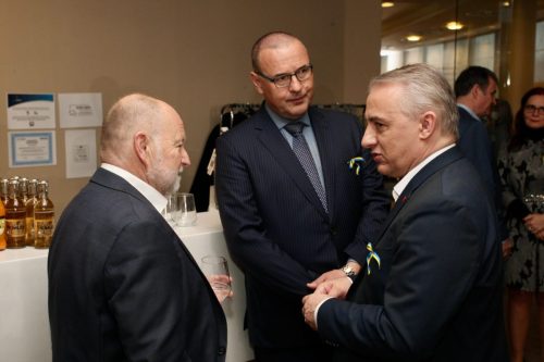 204B807D-43D4-4919-87D3-88C5ECF89D8E