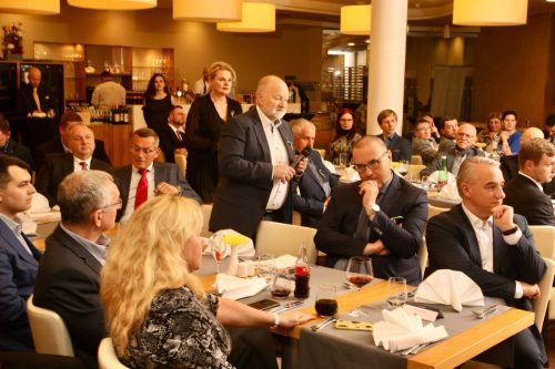 4095B093-4619-4AF3-9E65-F6CE640EAA9F