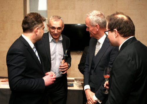 5BA1AF8E-08B0-4B4A-A5C4-3B98CAF481EF