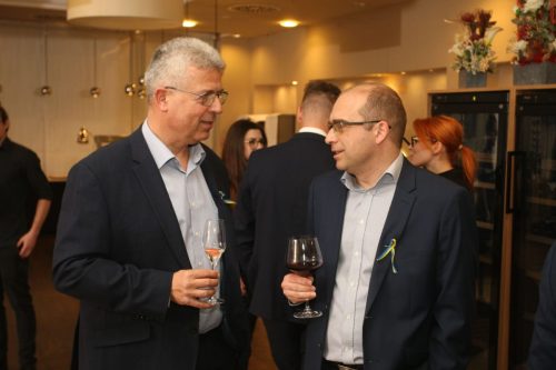 8338F7F3-905C-4775-9056-A39EBBCFD29C