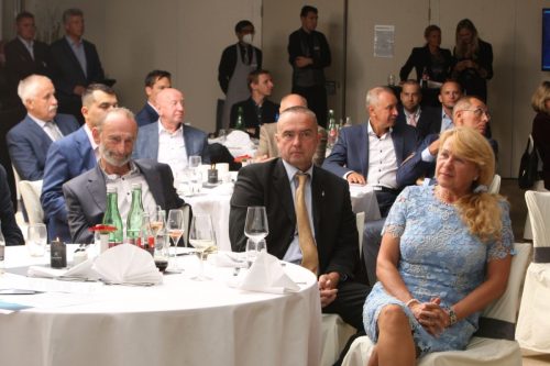 47056142-4CA8-4CB7-87B2-85AB68377ECB