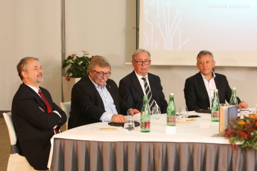 52B1D7E1-5657-44B5-B3C2-71C24E5FAF0F