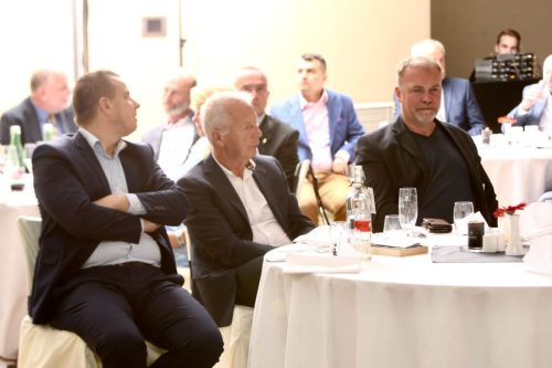 73513AF4-FCEE-4AB7-90B7-1D0D51945019